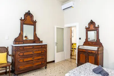 Letto o letti in una camera di Vintage Charm & Color, Central and Spacious