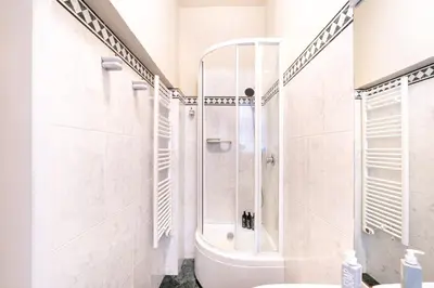 Bagno di Vintage Charm & Color, Central and Spacious