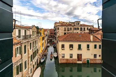 Vista generica su Venezia o vista sulla città dall'interno dell'appartamento