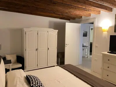 Letto o letti in una camera di BLACK & WHITE HOME, an oasis in the city center