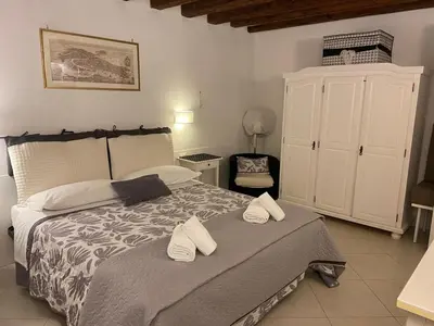 Letto o letti in una camera di BLACK & WHITE HOME, an oasis in the city center