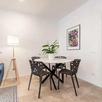 Modern Apartment in Villa with Garden - Easy Parking