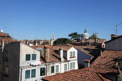 Vista generica su Venezia o vista sulla città dall'interno dell'appartamento