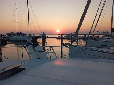 Alba o tramonto visti dall'interno delle barche o dai dintorni