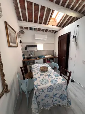 Cucina o angolo cottura di casa dei pescatori sottomarina