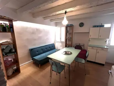 Cucina o angolo cottura di casa dei pescatori sottomarina
