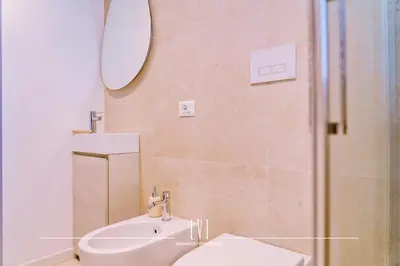 Bagno di OasiSole Suite con terrazza e piscina