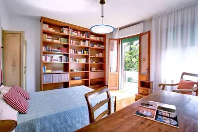 Biblioteca nella casa vacanze