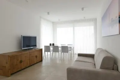 TV o dispositivi per l'intrattenimento presso Attico 6 posti letto Zona Piazza Aurora 280m dal mare