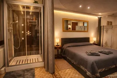 Letto o letti in una camera di Room Galileo Padova - Suite indipendente con doccia emozionale vicino Ospedale