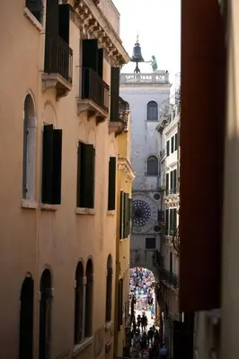 Vista generica su Venezia o vista sulla città dall'interno dell'appartamento