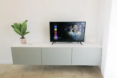 TV o dispositivi per l'intrattenimento presso Pool, private garden and beach in the city center