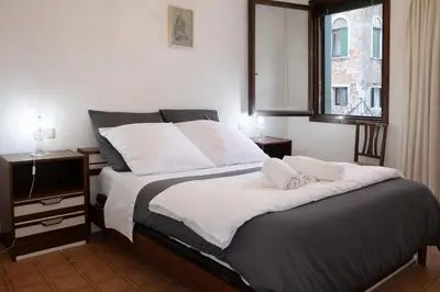 Letto o letti in una camera di Zen Accommodations , Canal view