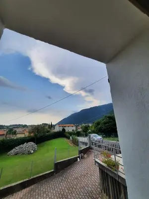 Vista generica sulle montagne o vista sulle montagne dall'interno dell'appartamento