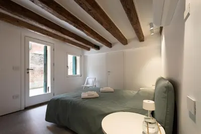 Letto o letti in una camera di Private Courtyard Peggy Cozy Venice Apartment
