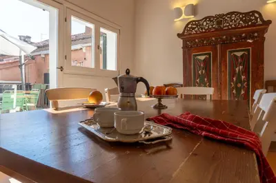 Area soggiorno di Stylish Apt w Panoramic Terraces Heart of Venice
