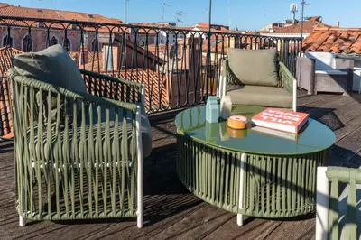 Area soggiorno di Stylish Apt w Panoramic Terraces Heart of Venice