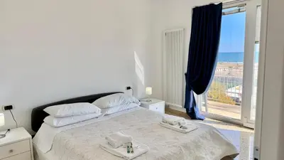 Letto o letti in una camera di Le Murrine Frontemare Apartment Seaview 504