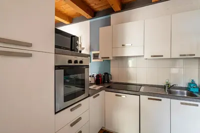 Cucina o angolo cottura di GuestHost - Piazza Mazzini Bright Apartment Padova