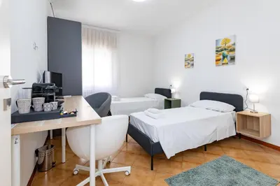 Letto o letti in una camera di Fucini Rooms Mestre Posizione strategica e comfort moderno