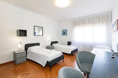 Letto o letti in una camera di Fucini Rooms Mestre Posizione strategica e comfort moderno