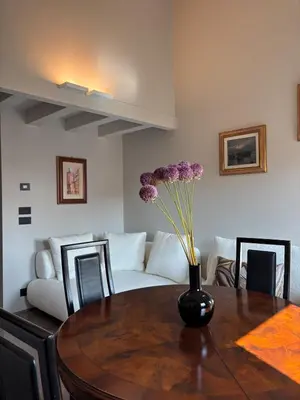 Area soggiorno di The Lotus Flower Stylish Renovated Apt in Venice
