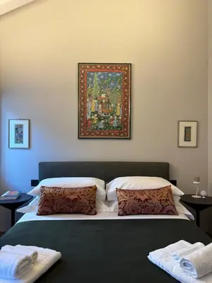Letto o letti in una camera di The Lotus Flower Stylish Renovated Apt in Venice