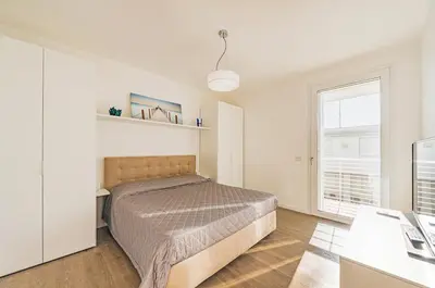 Letto o letti in una camera di Stylish Poolside Apartment, Jesolo-Venice
