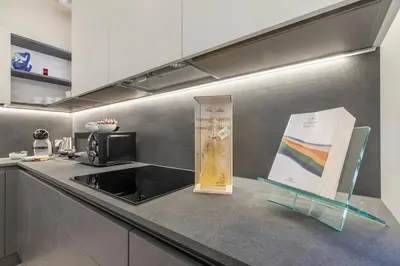 Cucina o angolo cottura di Colore & Design - Apt con 2 Camere a due passi da Piazza dell' Orologio
