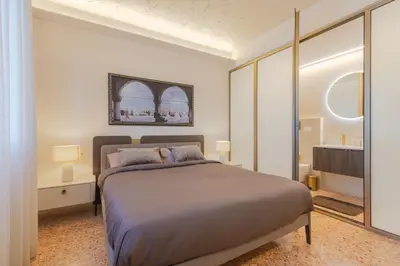 Letto o letti in una camera di Elegant Executive Flat ,15 min from Venice, Free Parking