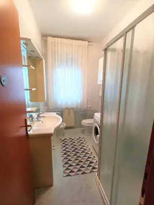 Bagno di Trilocale piano terra con doppi servizi Piazza Aurora