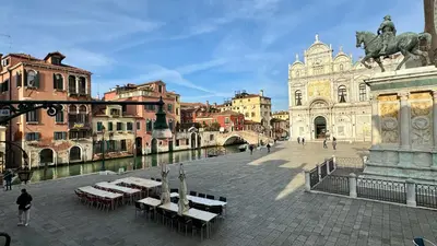 Vista generica su Venezia o vista sulla città dall'interno dell'appartamento