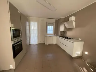 Cucina o angolo cottura di Spacious apartment near the beach