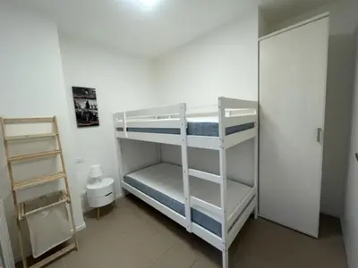 Letto o letti in una camera di Spacious apartment near the beach