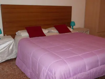 Letto o letti in una camera di Travellers Lodge Bed & Rooms