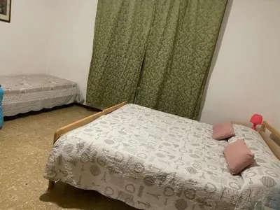 Letto o letti in una camera di Travellers Lodge Bed & Rooms
