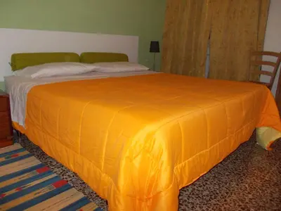 Letto o letti in una camera di Travellers Lodge Bed & Rooms