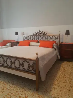 Letto o letti in una camera di Travellers Lodge Bed & Rooms