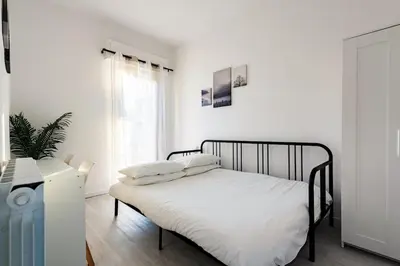 Letto o letti in una camera di Family & Friends - 2min to Tram - 8min to Station