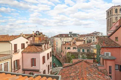 Vista generica su Venezia o vista sulla città dall'interno dell'appartamento