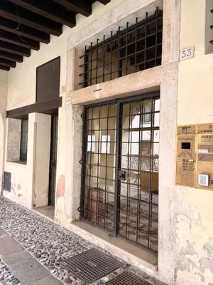 Facciata o entrata di Portico 33