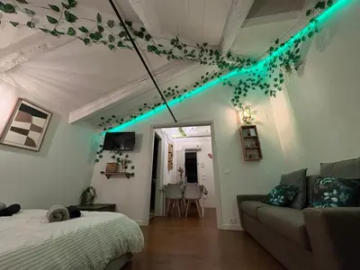 Letto o letti in una camera di Treviso Centro, Mansarda design con travi a vista