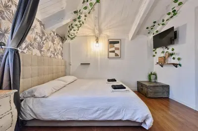 Letto o letti in una camera di Treviso Centro, Mansarda design con travi a vista