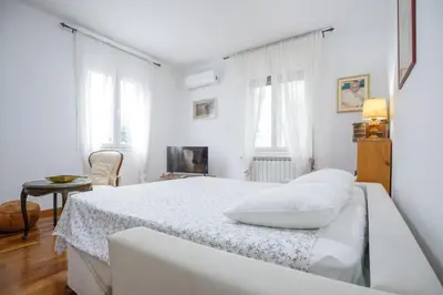 Letto o letti in una camera di Apartment with Free Parking Easy Access to Venice