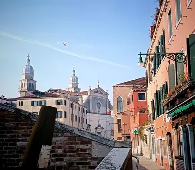 Vista generica su Venezia o vista sulla città dall'interno dell'appartamento