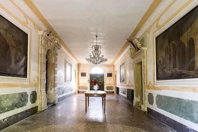 TV o dispositivi per l'intrattenimento presso Villa storica con giardino