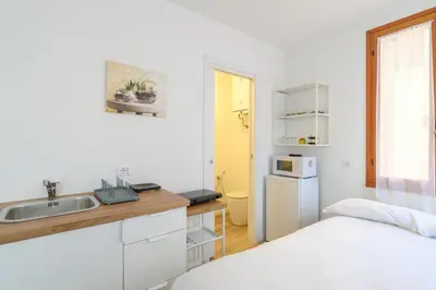 Cucina o angolo cottura di GuestHost - Piazza della Frutta Studio Apartments