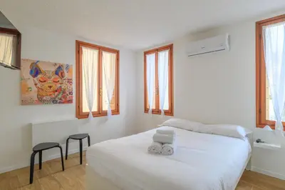 Letto o letti in una camera di GuestHost - Piazza della Frutta Studio Apartments