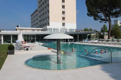 Piscina di Hotel Smeraldo o nelle vicinanze