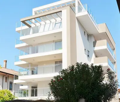 Balcone o terrazza di GIGI HOUSE appartamento PIAZZA MAZZINI 150m dal mare CON PISCINA e SPIAGGIA